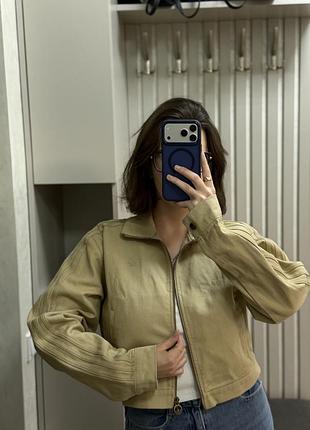 Жіноча укорочена джинсова куртка adidas firebird twill crop jx7600 бежева нова адідас