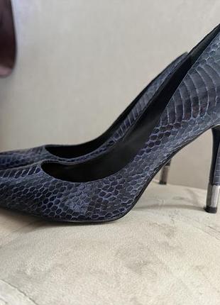 Туфлі на шпильці guess, оригінал, 38 розмір,24,5 см, темно-синій колір під шкіру, дуже елегантні і зручні