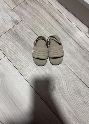 Босоніжки дитячі adidas бежеві