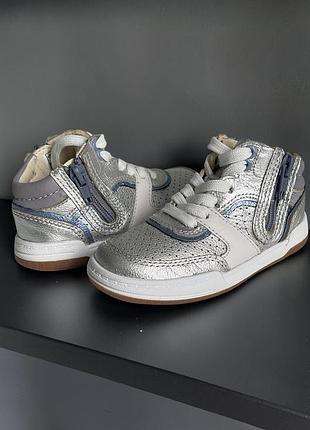 Сріблясті черевики clarks з натуральноі шкіри для дівчинки 23 р