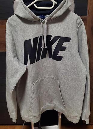 Мужское серое худи nike с большим черным текстовым логотипом на груди.