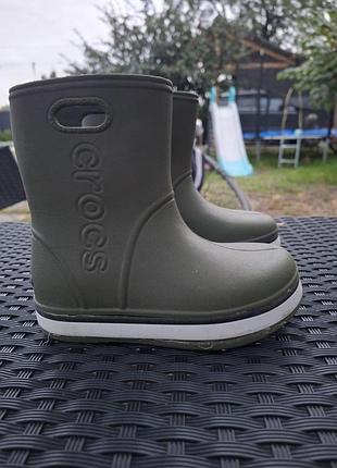 Детские резиновые сапоги crocs (модель crocbandTM rain boot) в стильном оливковом цвете