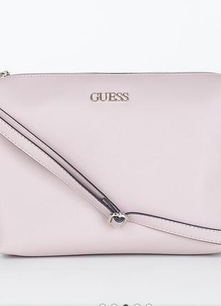 Світло-рожева сумка guess вирізняється елегантним металевим логотипом на м'якій матовій поверхні.