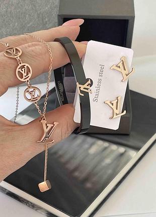 Комплект браслет, серьги и подвеска lv из медицинского золота stainless steel, позолоченный
