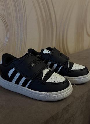Кеди для дітей adidas чорно-білі на липучках