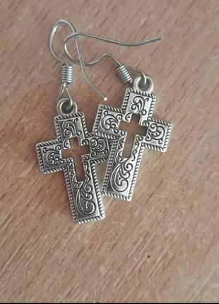Жіночі сережки з підвіскою у формі хреста.