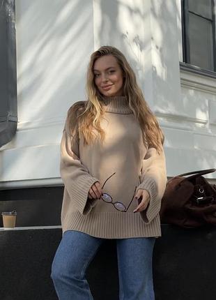 Жіночий светр оверсайз з високою горловиною, бежевий