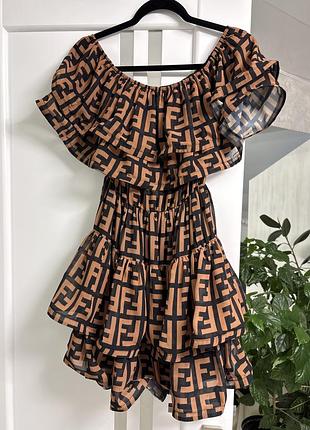 Коротка жіноча сукня з відкритими плечима та візерунком fendi, коричнева