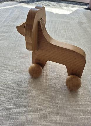 Деревянная игрушка на колесах
