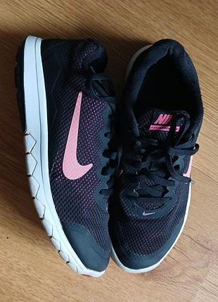 Жіночі кросівки nike 37.5р. устілка 23.5см. ідеальний стан.