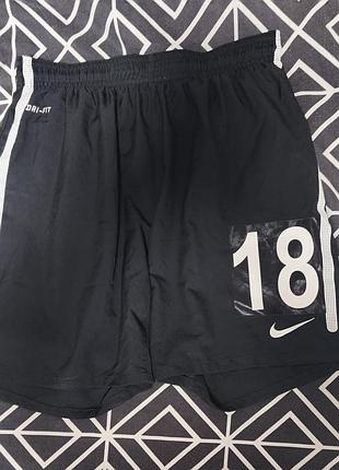 Спортивні шорти чоловічі nike чорні з білими смугами та номером 18