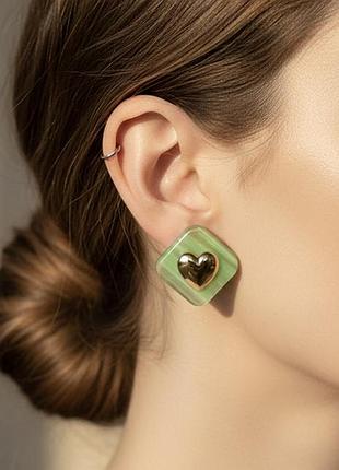 Серьги-сердца из нержавеющей стали и зеленой смолы роммы
