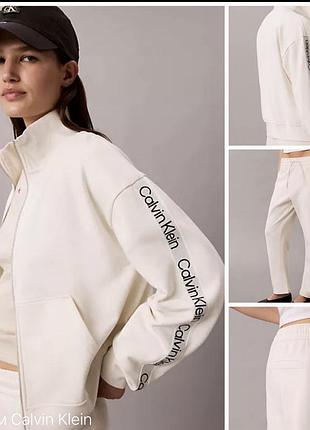 Жіночий спортивний костюм calvin klein молочний