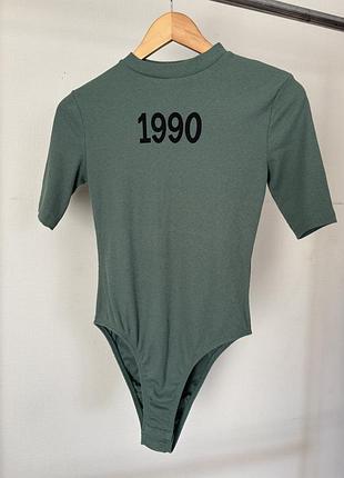 Жіноче боді кольору хакі з написом 1990
