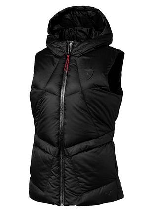 Стеганый пуховый жилет puma ferrari down vest с практичным капюшоном и фирменным рельефным логотипом scuderia ferrari на груди.