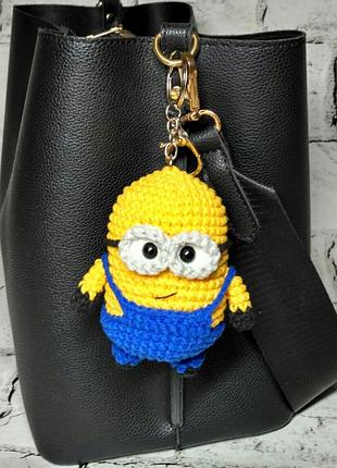 Брелок міньйон іграшка в'язана ручної роботи амігрумі hand made 11х6 см