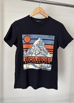 Футболка жіноча з принтом гори та напис horizon, чорна