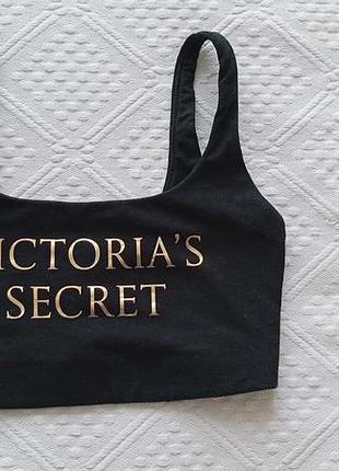 Черный спортивный топ victoria's secret с золотистым логотипом на чашку а75/ в75/с70/d70