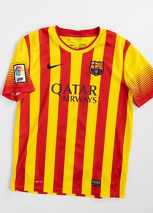 Яскрава, виїзна, футбольна форма, футболка nike fc barcelona у культовому поєднанні жовтого та червоного кольорів. вертикальні смуги, емблема клубу,