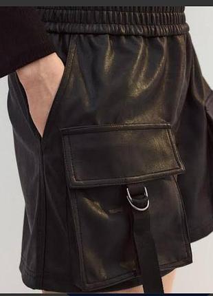 Черные женские шорты карго из экокожи h&amp;m