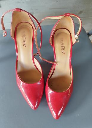 Женские лакированные красные туфли