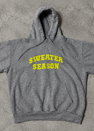 Женское серое худи prettylittlething с ярким желтым принтом «sweater season»