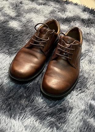 Чоловічі шкіряні туфлі (дербі) коричневого кольору бренду clark’s , розмір 42.5