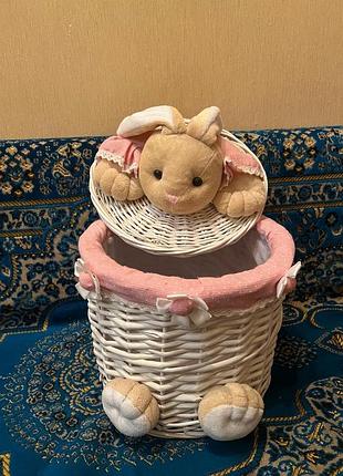 Декоративний кошик з кроликом
