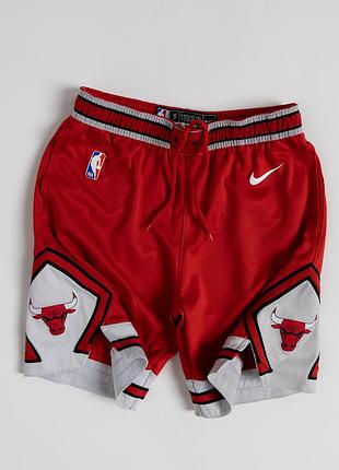 Яскраві, баскетбольні шорти nike у фірмових кольорах chicago bulls. червона основа з контрастними, білими та чорними елементами, логотипами nba і