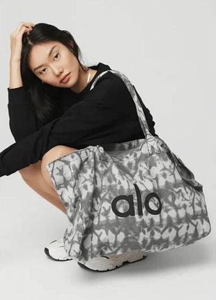 Нова сумка шопер alo yoga iconic shopper tote bag grey tiedye