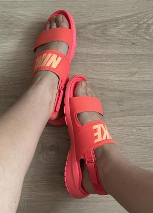 Сандалі жіночі nike коралові, розмір 40