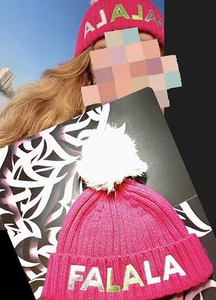 Шапка вʼязана жіноча/дівоча з помпон  💞фуксія рожева малинова з біло сріблястим помпоном та веселим написом різнокольорові букви з блиском 6-ти клинка