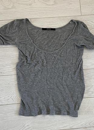 Жіноча сіра футболка guess