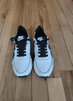 Кросівки для хлопчика nike білі з чорними шнурками