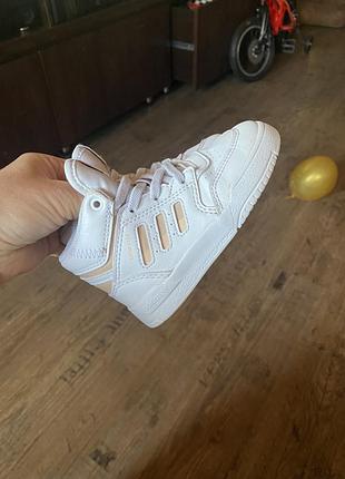 Adidas кросівки