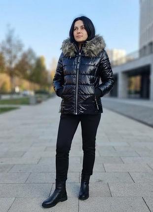 Куртка жіноча чорна з капюшоном та хутром, розмір s-m