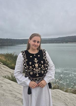 Вишита манішка на бархаті.