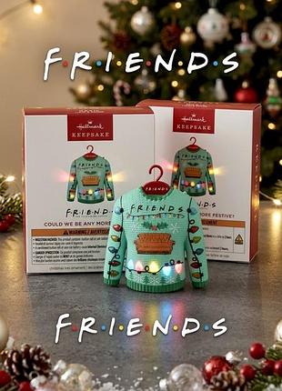 Елочное украшение hallmark keepsake friends «could we be any more festive?» - музыкальная, с подсветкой | коллекция 2025