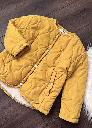 Жовта гірчична стьобана куртка зара zara для дівчинки 8 років 128 см кругла горловина з хутром осінь весна зима