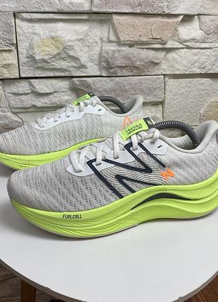 Оригінальні кросівки  new balance fuelcell propel v4