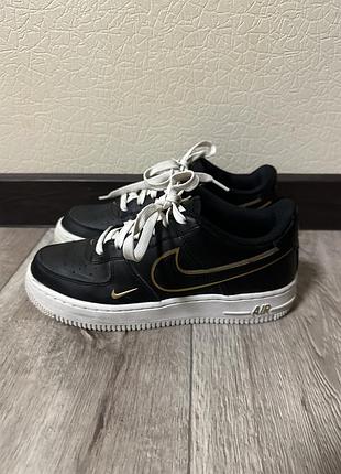 Стильні кросівки nike air force 1 (чорні з золотим)