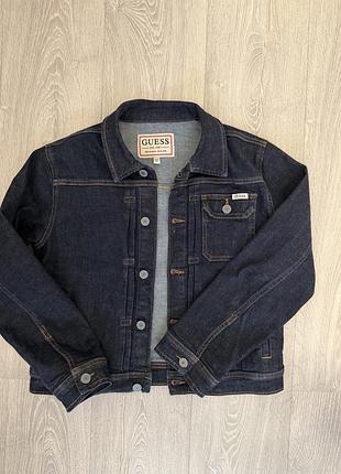 Продам джинсовую куртку guess для мальчика. демисезонная, подойдёт на осень и весну. рост 150–156 см (11–12 лет). состояние идеальное.