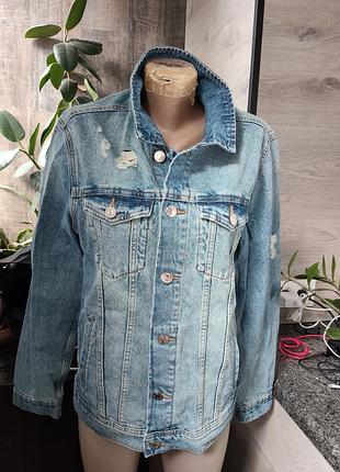 Куртка чоловіча джинсова jack & jones блакитна з ефектом зістарення та потертостями, розмір s