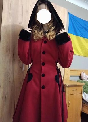 Жіноче пальто hell bunny червоно-чорне зимове з хутряним капюшоном