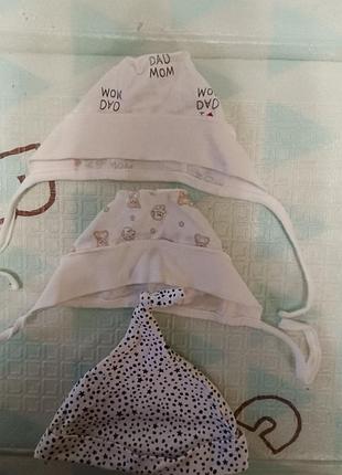 Шапки для немовлят білі з принтом