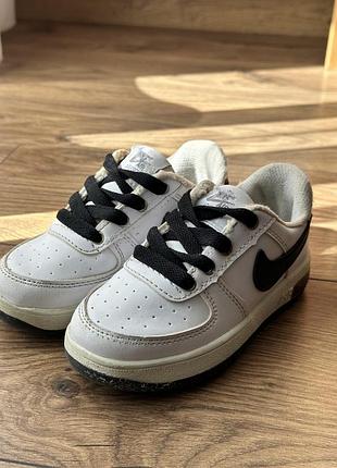 Кросівки дитячі nike air force 1 білі з чорним