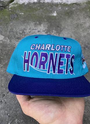 Вінтажна блакитно фіолетова бейсболка з прямим козирком charlotte hornets з вишитими логотипами