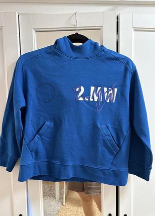 Яскраво-синя дитяча світшот-худи від бренду zara з принтом «2.mw» та кишенею-кенгуру.