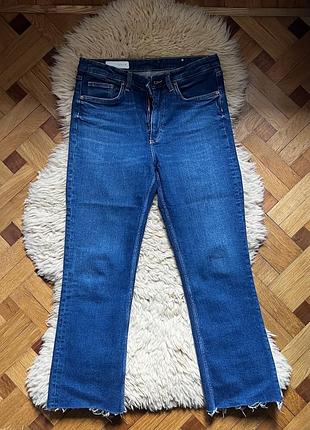 Джинсы zara клеш с необработанным низом (размер l / 40)