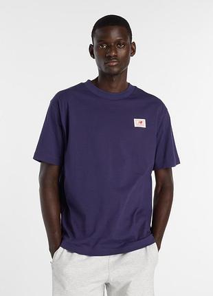 Футболка чоловіча new balance woven label t-shirt, синя, розмір l